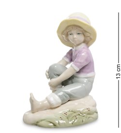 Статуэтка из фарфора Девочка на отдыхе