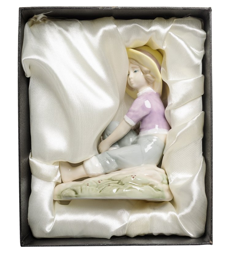 Статуэтка из фарфора Девочка на отдыхе Valerio Sole VS-311, фотография в упаковке