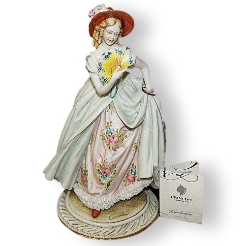 Статуэтка из фарфора Дама с веером