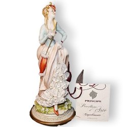 Статуэтка из фарфора Дама с красным зонтиком