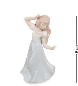 Статуэтка из фарфора Девочка смотрит на руку