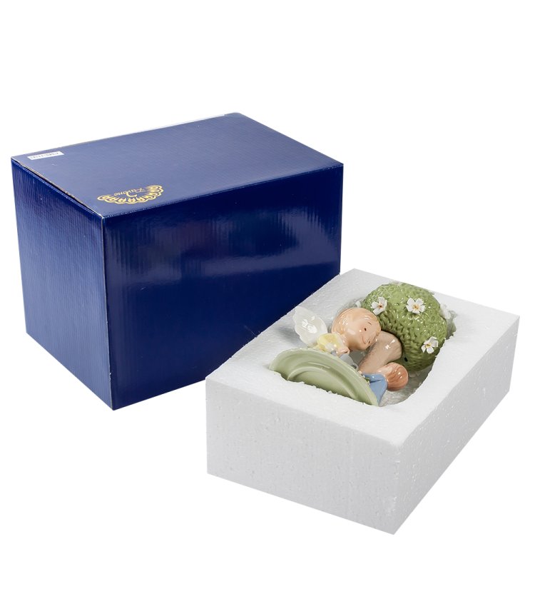 Статуэтка из фарфора Ангел и мальчик у дерева Pavone CMS-11/43, фотография в упаковке