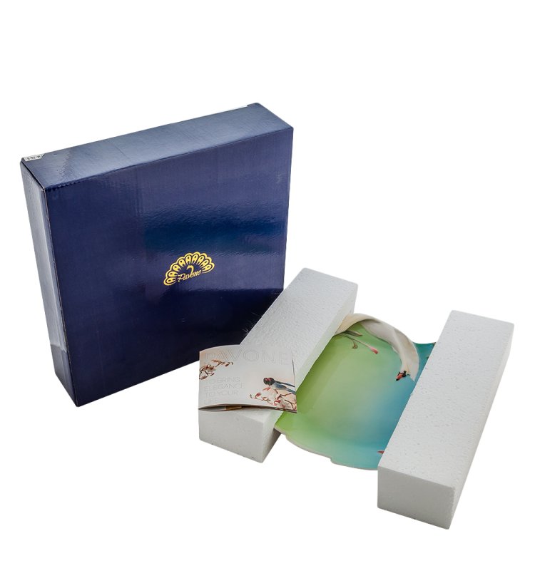 Блюдо из фарфора Лебеди, диаметр 24 см Pavone FM-76/ 5, фотография в упаковке