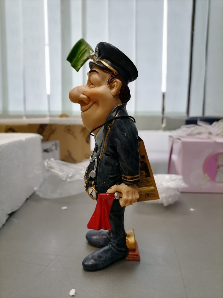 Статуэтка Железнодорожник The Comical World of Stratford RV-939, фото со склада вид профиль