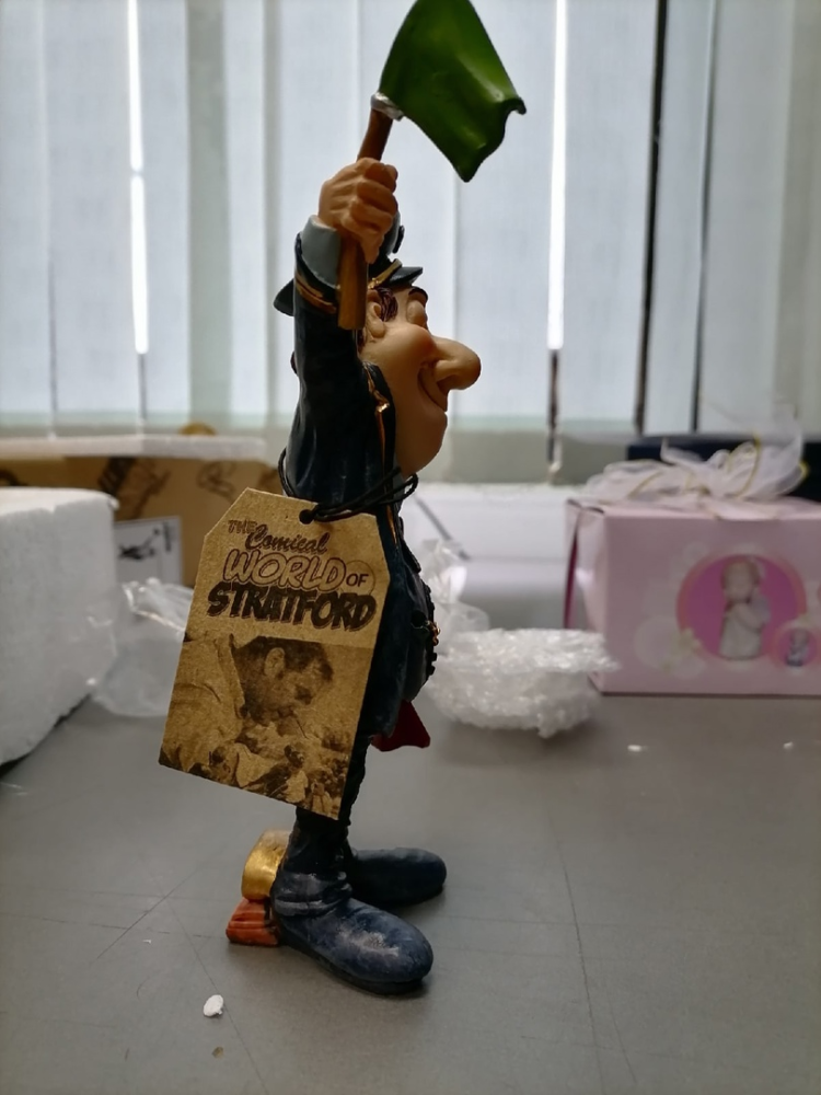 Статуэтка Железнодорожник The Comical World of Stratford RV-939, фото со склада вид со стороны