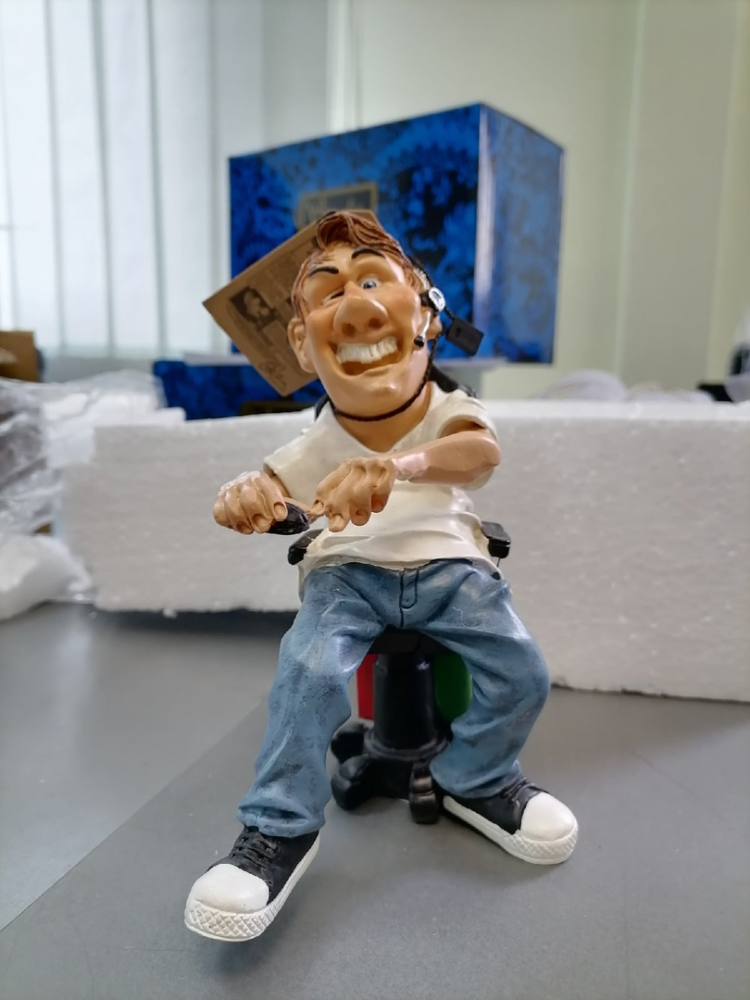 Статуэтка Хакер The Comical World of Stratford RV-727, фото со склада портретный вид