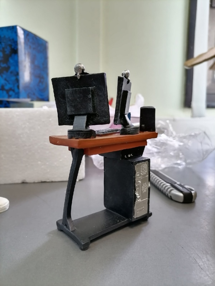 Статуэтка Хакер The Comical World of Stratford RV-727, фото со склада оборотная сторона стола