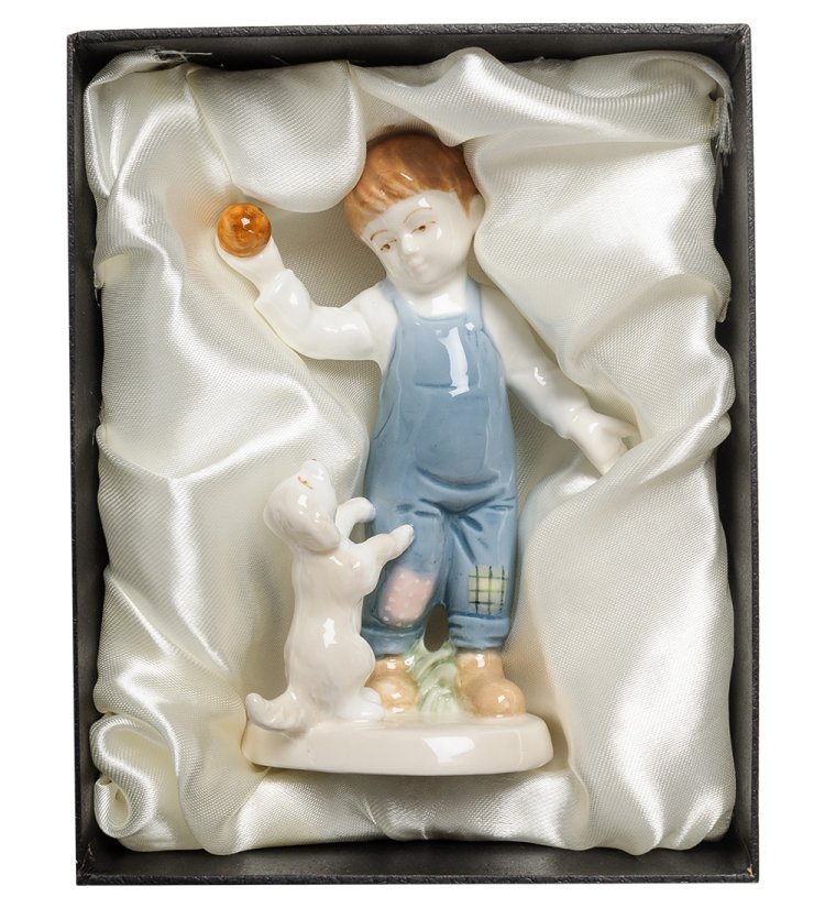 Статуэтка из фарфора Мальчик с щенком Valerio Sole VS-312, фотография в упаковке