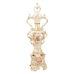 Ваза из керамики на подставке