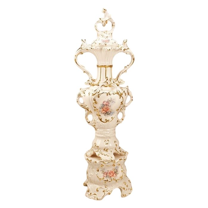 Ваза из керамики на подставке