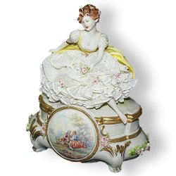 Статуэтка из фарфора Девушка