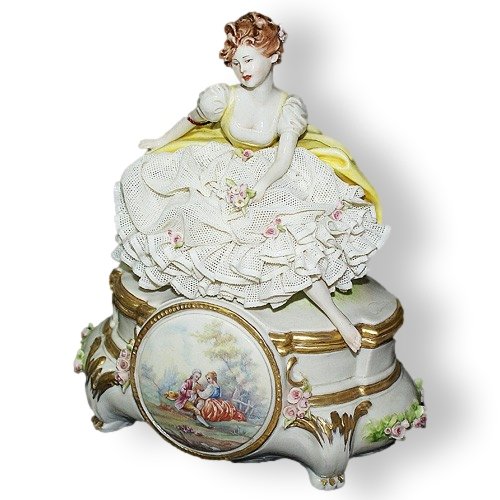 Статуэтка из фарфора Девушка