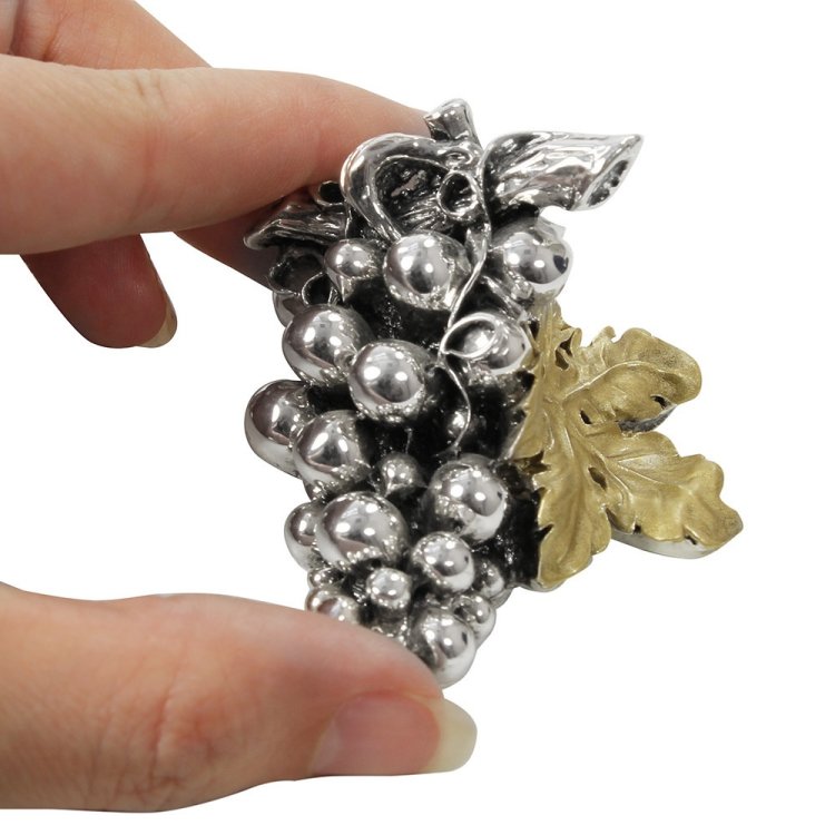 Статуэтка Гроздь винограда с золотым листочком Exetera Argenti 46-364830, фото в руке