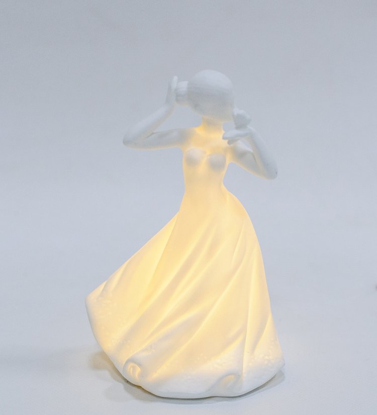 Статуэтка из бисквитного фарфора с подсветкой Леди с бабочкой Pavone JP-186/ 35, фотография подсветки