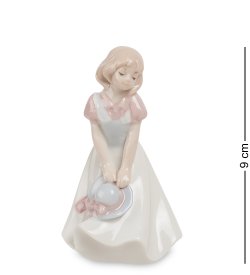 Статуэтка из фарфора Девочка держит шляпку в руках