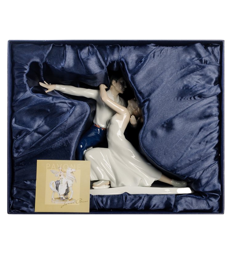 Статуэтка из фарфора Пара фигуристов Pavone JP-27/38, фотография в упаковке