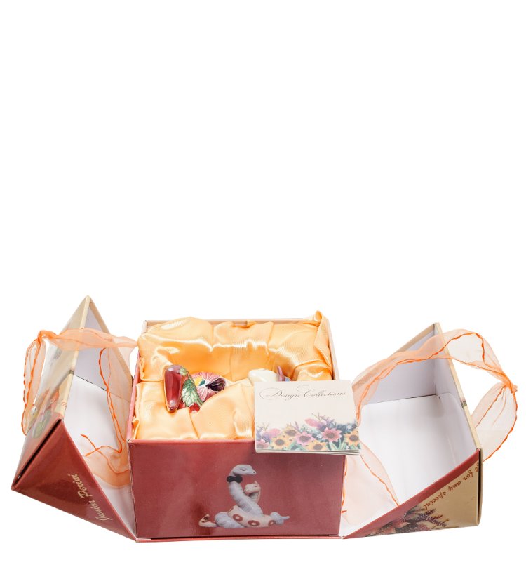 Фигурка из фарфора Красная Змея в панаме Pavone JP-51/16, фотография в упаковке