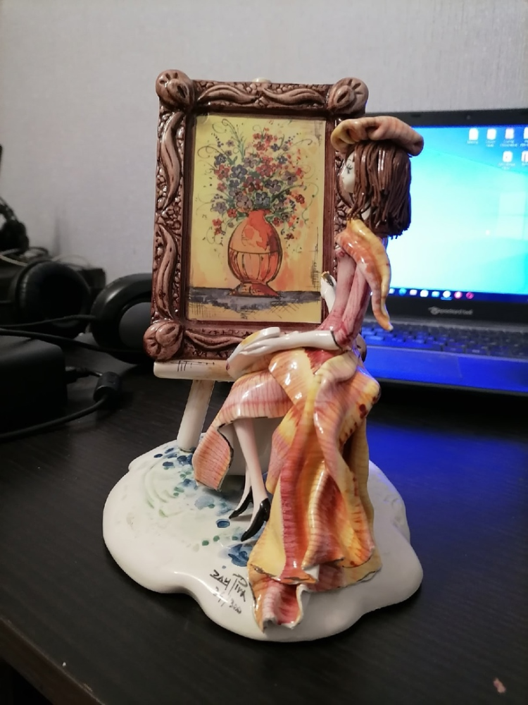 Фарфоровая статуэтка Художница, фото со склада вид профиль