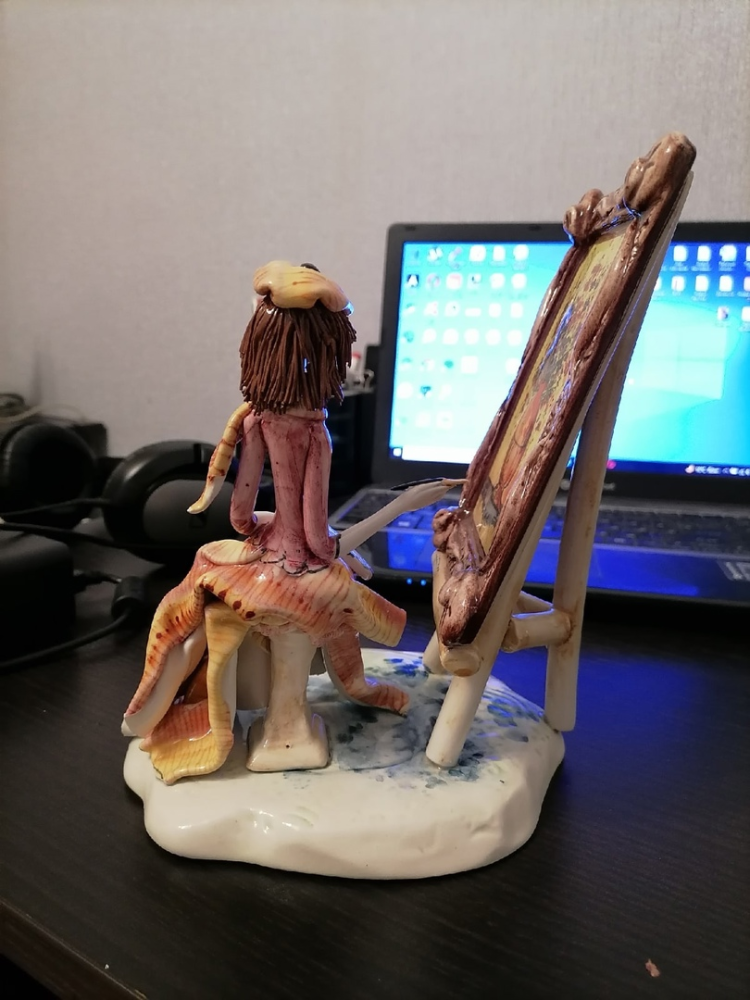 Фарфоровая статуэтка Художница, фото со склада вид со стороны