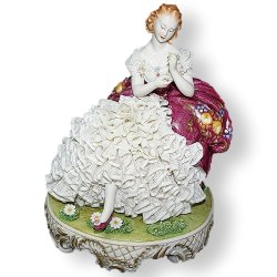 Статуэтка из фарфора Любит - не любит