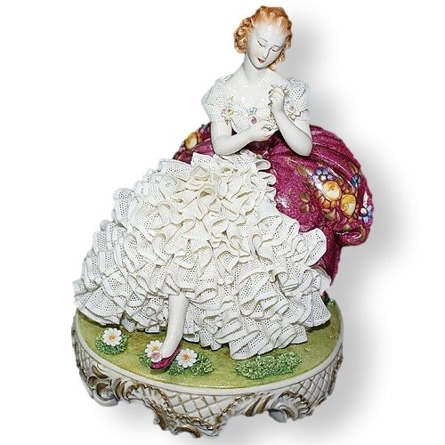 Статуэтка из фарфора Любит - не любит