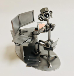 Графический дизайнер - Фигурка из металла