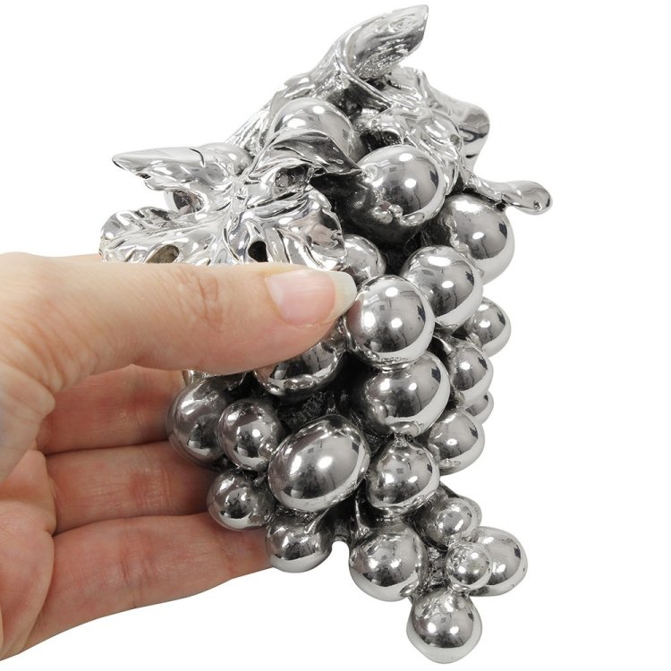 Статуэтка Гроздь винограда с листочками Exetera Argenti 46-364831, фото в руке