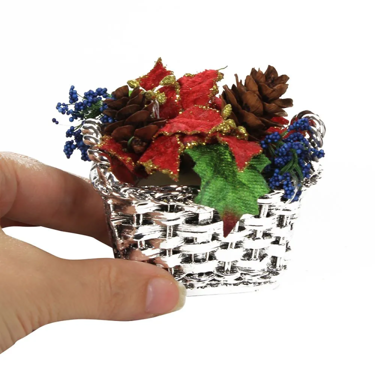 Скульптура Маленькая Корзинка рождественская с красными листьями Exetera Argenti 46-239437, вид в руках