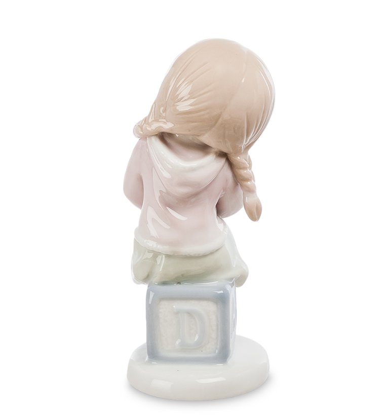 Фигурка из фарфора Девочка на кубике с мягкой игрушкой Pavone JP-45/ 5, фотография со спины