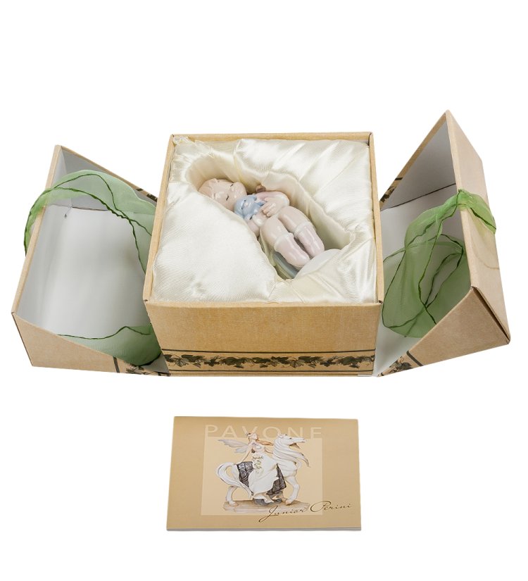 Фигурка из фарфора Девочка на кубике с мягкой игрушкой Pavone JP-45/ 5, фотография в коробке