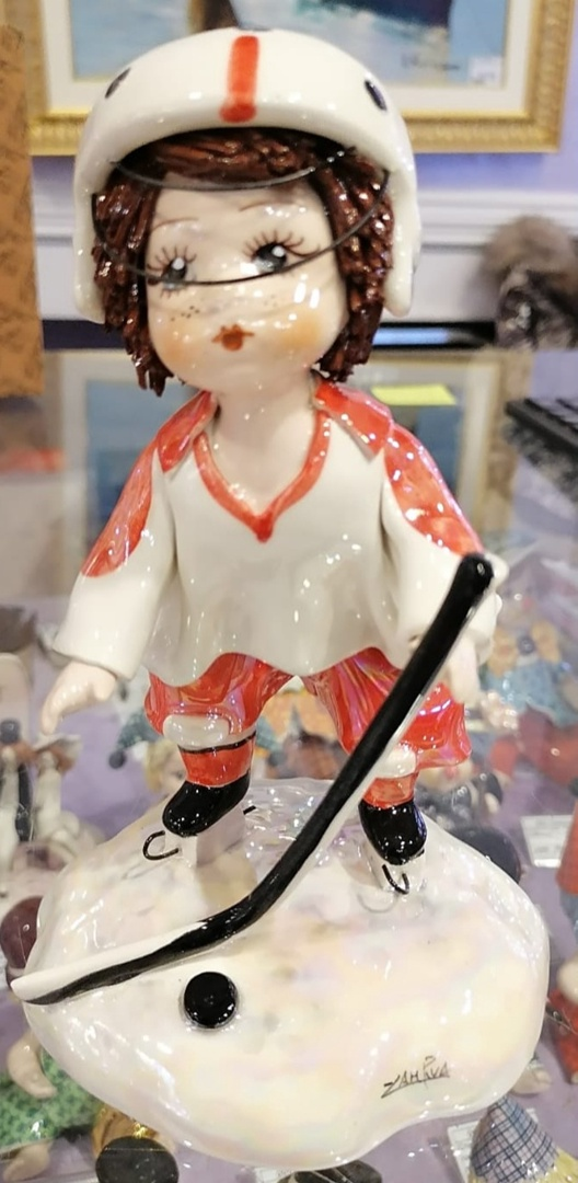 Фарфоровая статуэтка Хоккеист, фото со склада портретный вид