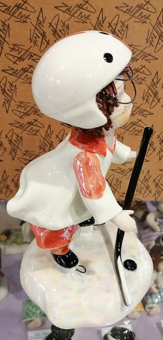 Фарфоровая статуэтка Хоккеист, фото со склада вид профиль