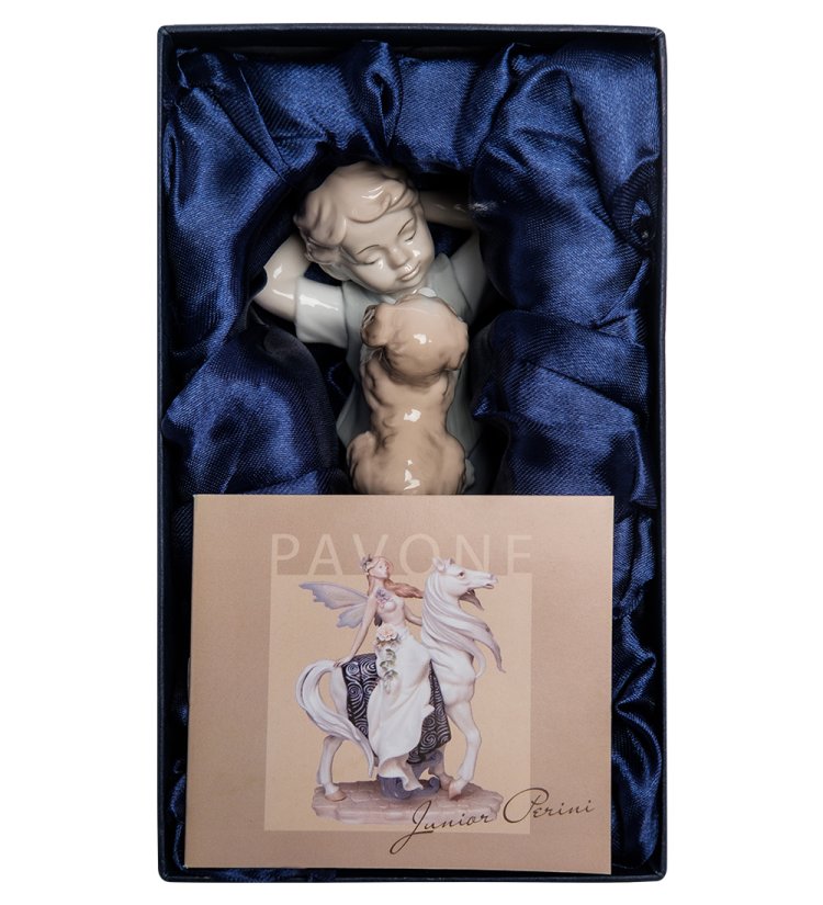 Статуэтка из фарфора Мальчик с маленьким щенком Pavone JP-29/49, упаковочный вид