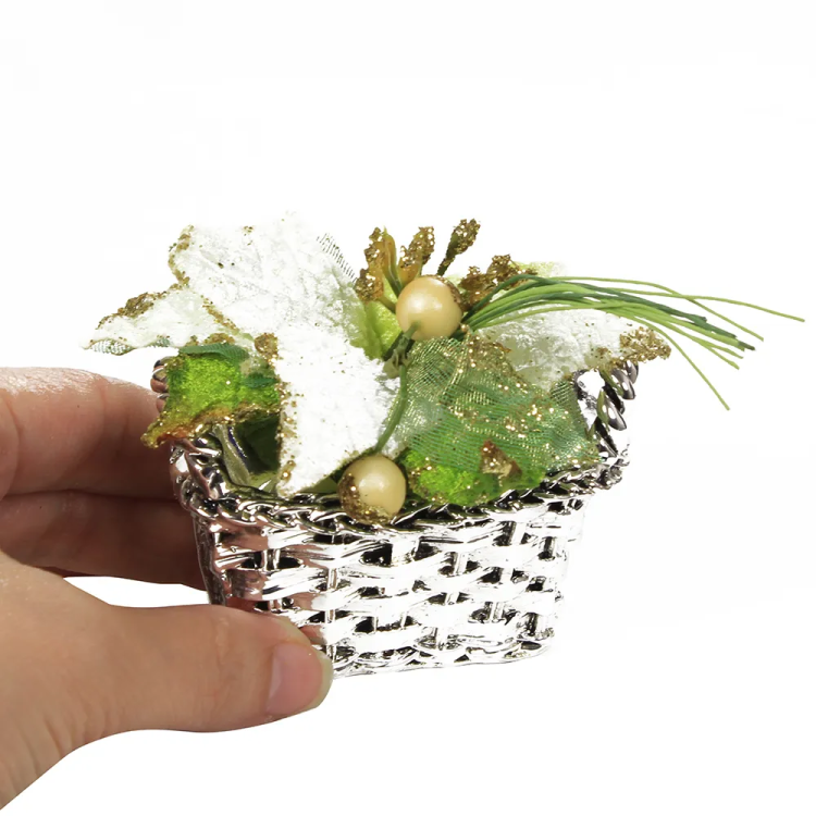 Скульптура Маленькая Корзинка с лилией Exetera Argenti 46-239439, вид в руках