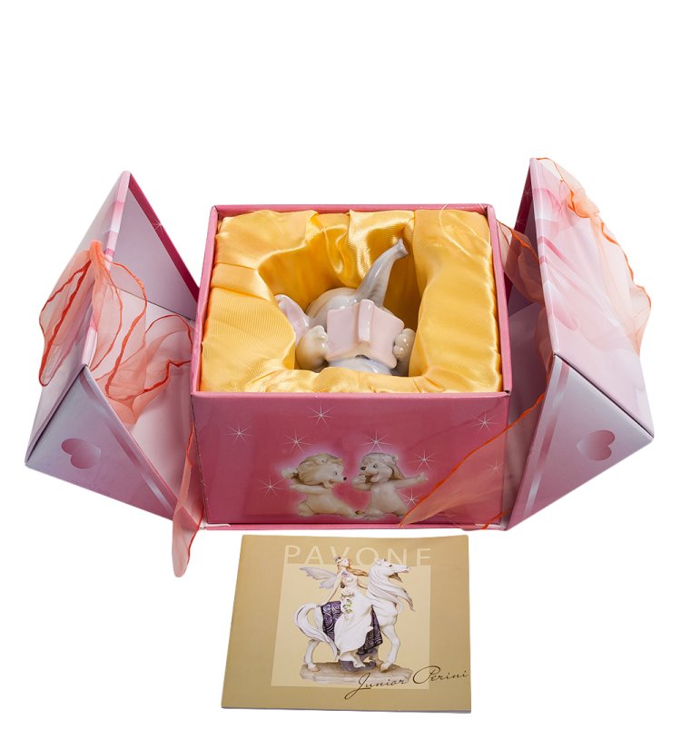 Статуэтка из фарфора Серый слоненок с книгой Pavone JP-31/ 10, фотография в упаковке