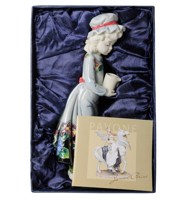 Статуэтка из фарфора Девочка кормит котенка Pavone JP-12/ 17, фотография в упаоквке