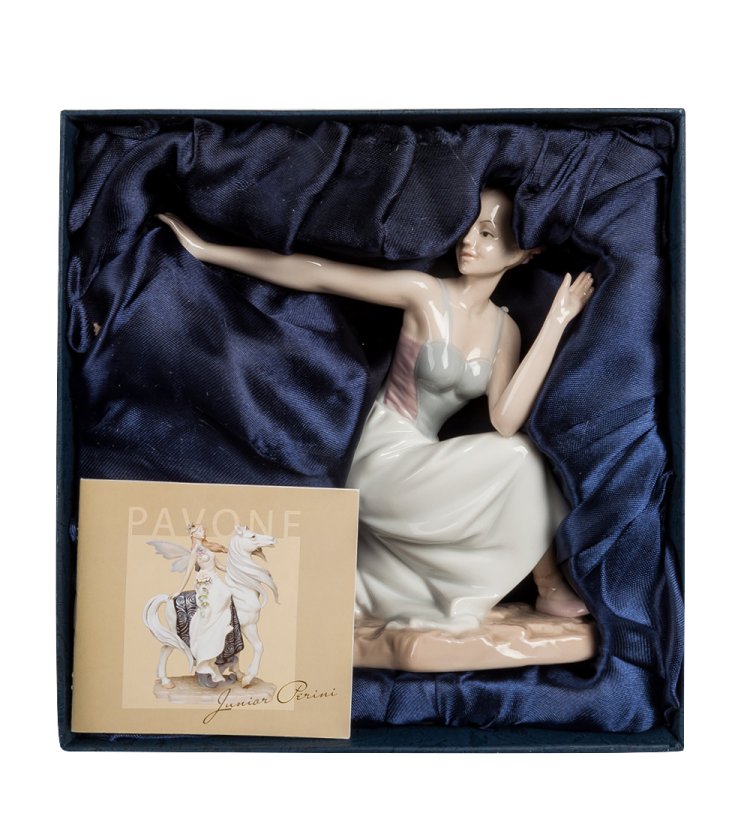 Статуэтка из фарфора Балерина присела на колено Pavone JP-27/29, фотография в коробочке