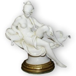 Статуэтка из фарфора Мир