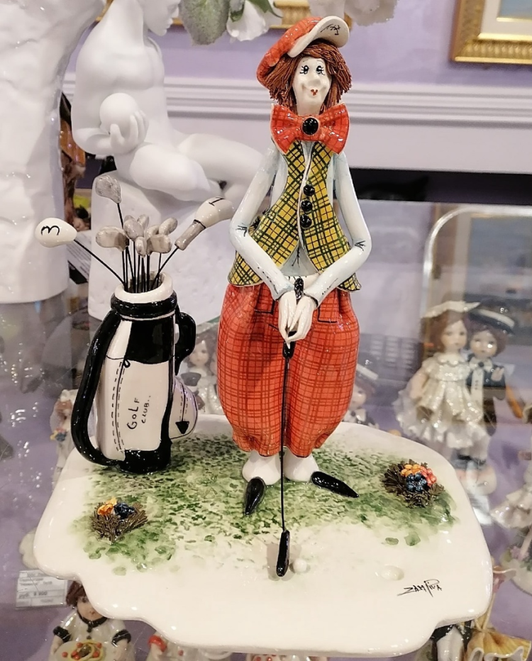 Фигурка из фарфора Игрок в гольф с сумкой, фото со склада
