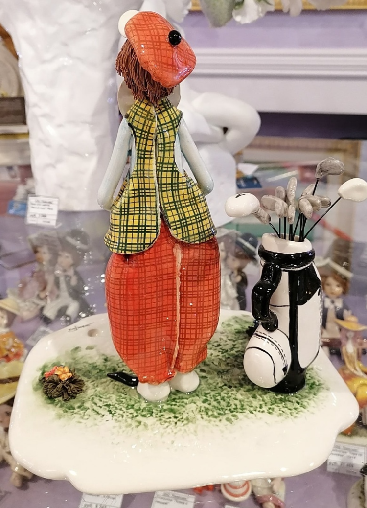 Фигурка из фарфора Игрок в гольф с сумкой, фото со склада оборотная сторона