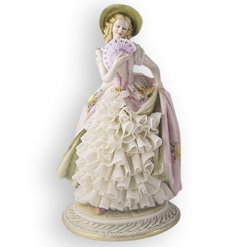 Статуэтка из фарфора Дама с веером в розовом платье