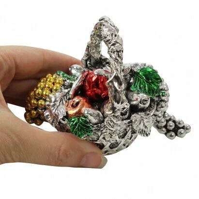 Статуэтка маленькая Корзина с красным яблоком и фруктами Exetera Argenti 46-244845, вид в руках