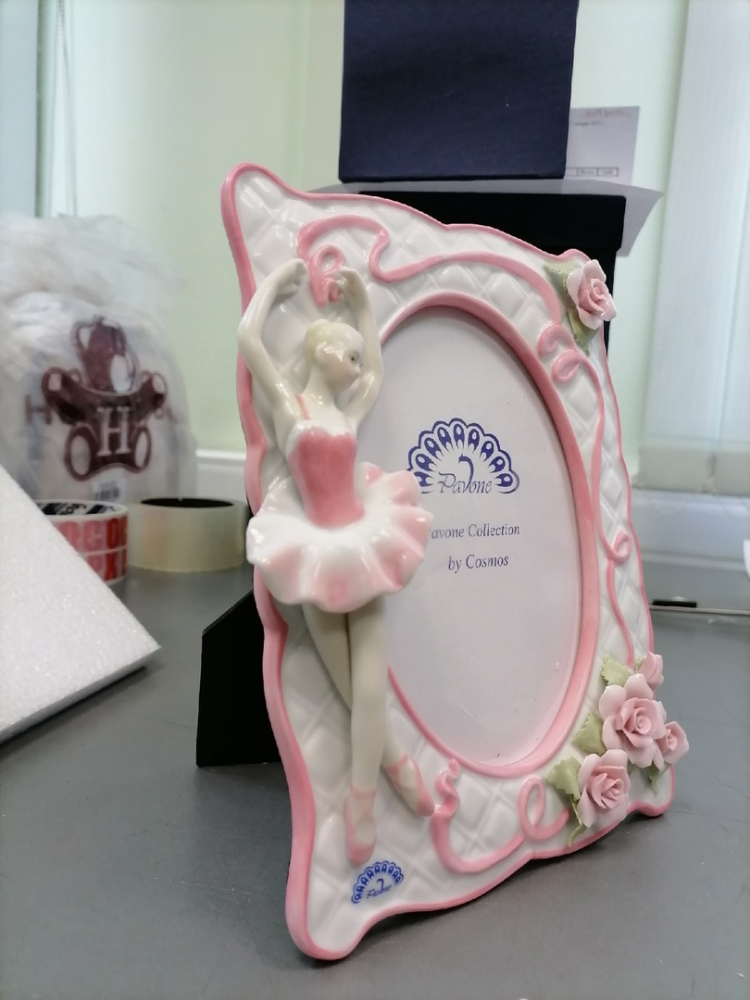 Фоторамка из фарфора Балерина Pavone CMS-19/ 3, фото со склада вид со стороны