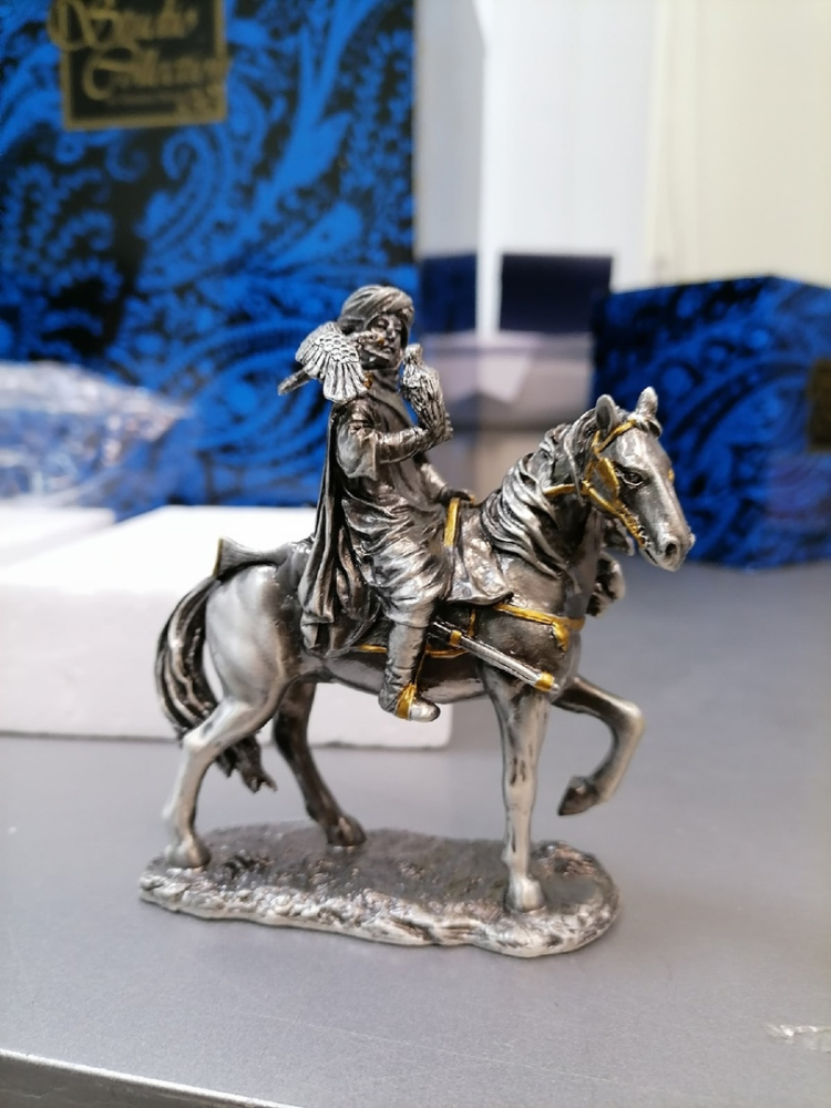 Статуэтка Охотник воин с соколом Veronese WS-824, фото со склада