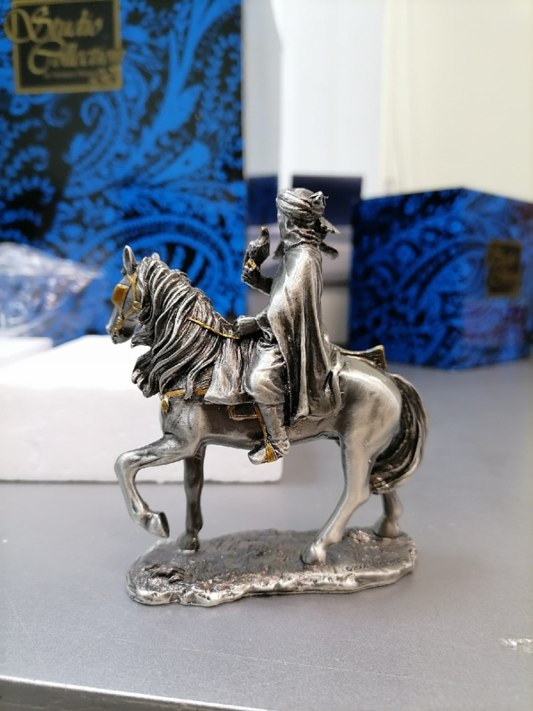 Статуэтка Охотник воин с соколом Veronese WS-824, фото со склада оборотная сторона