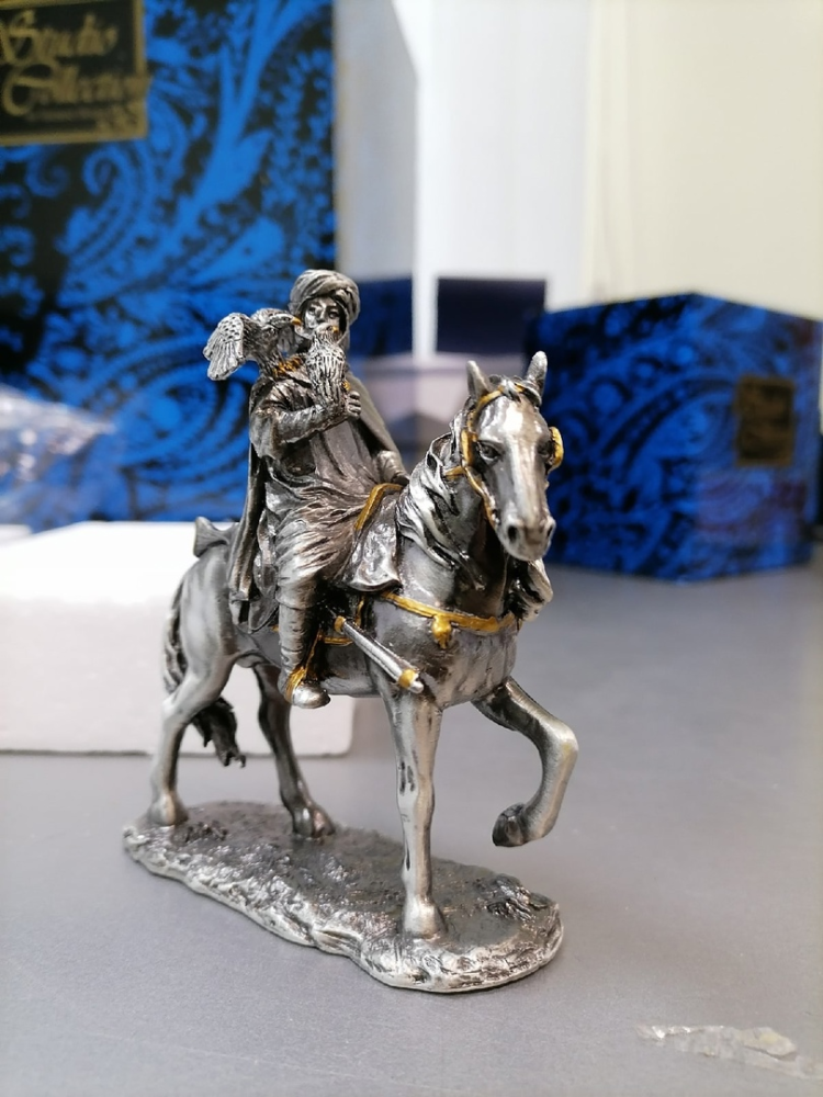 Статуэтка Охотник воин с соколом Veronese WS-824, фото со склада портретный вид