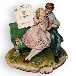 Статуэтка из фарфора Влюблённые