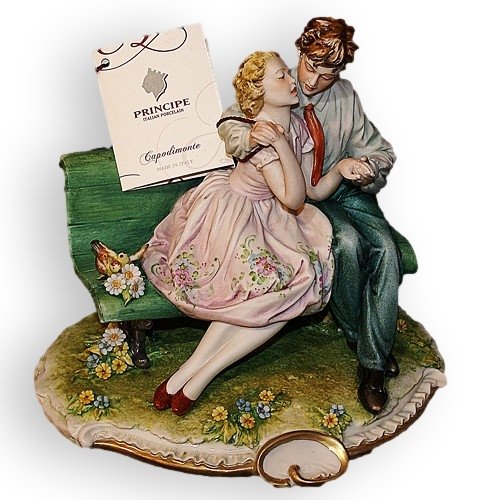 Статуэтка из фарфора Влюблённые