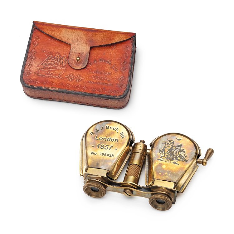 Бинокль маленький в кожаном чехле