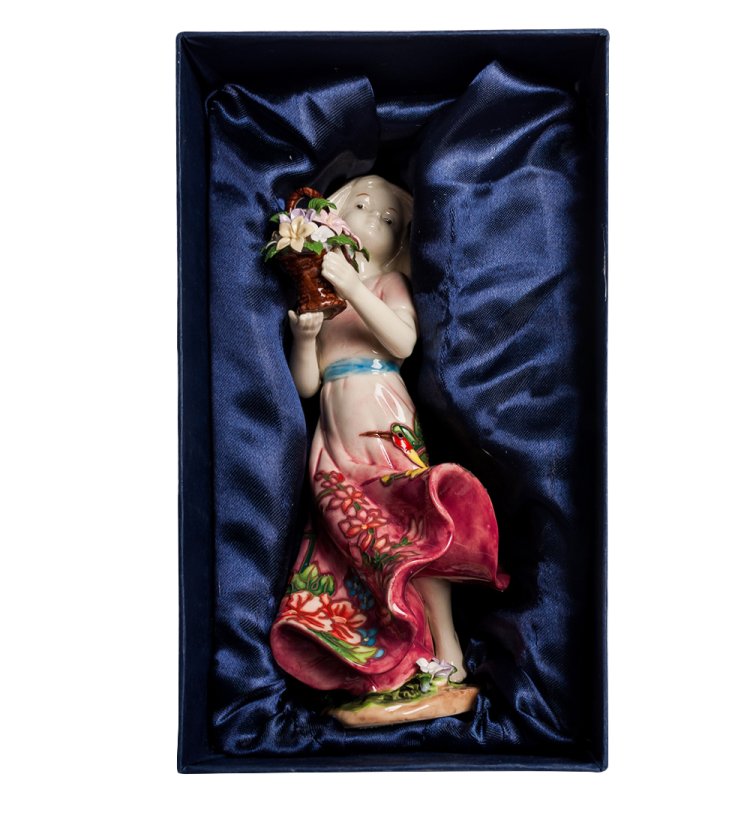 Статуэтка из фарфора Девочка с корзинкой цветов Pavone JP-12/ 19, фотография в упаковке